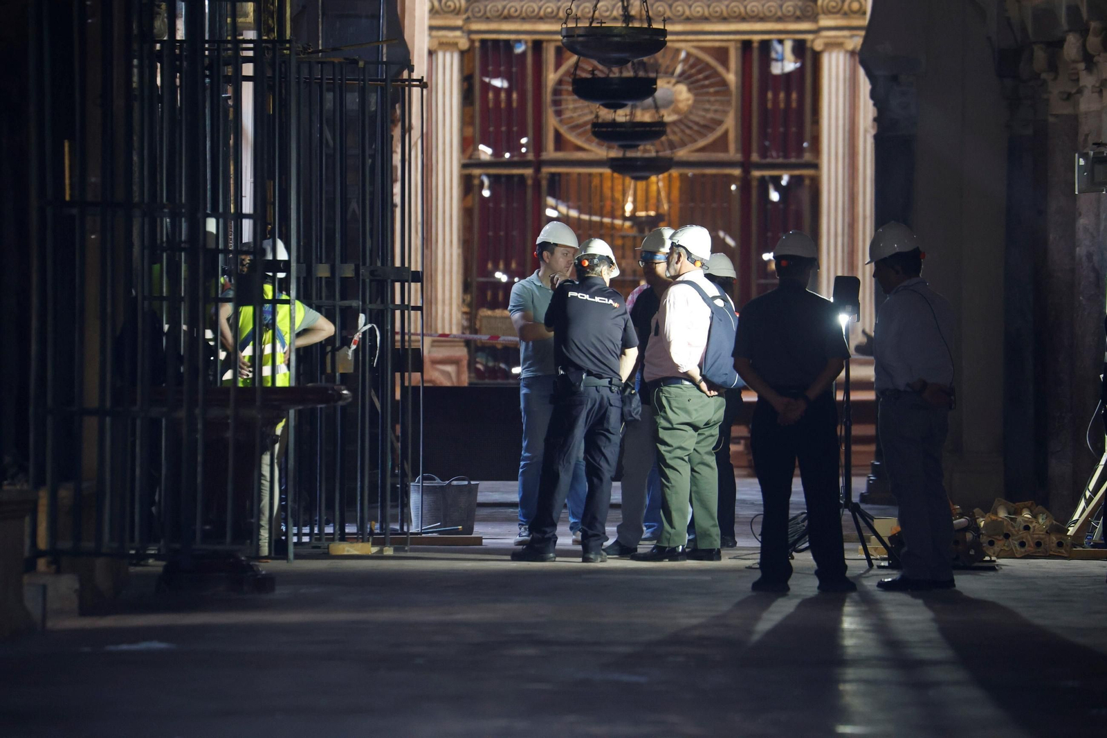 Técnicos y Policía científica, trabajando en las capillas afectadas por el fuego.