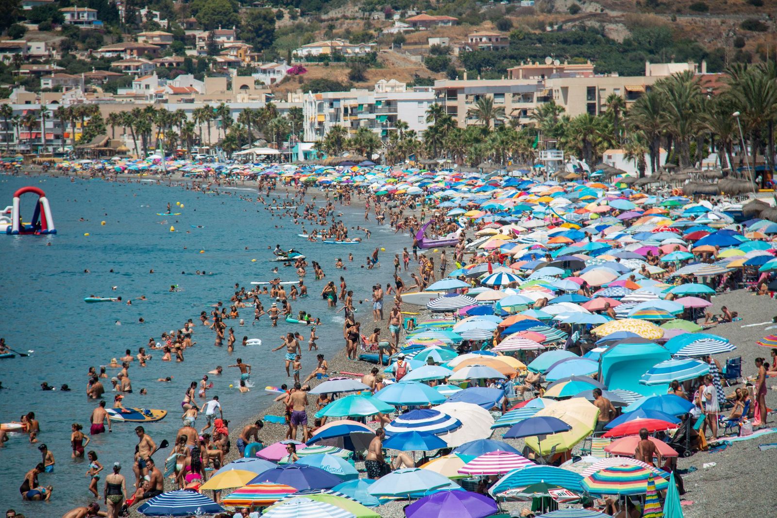 Playas llenas el 15 de agosto en la Costa Tropical