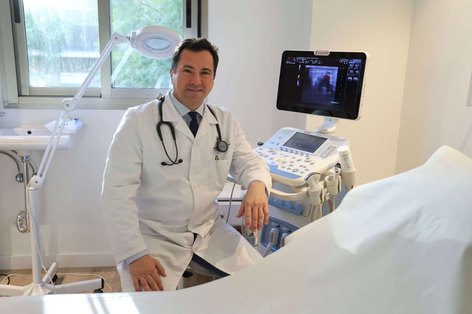 Alejandro Rodríguez Morata, en su consulta en el Hospital Quirónsalud Málaga.