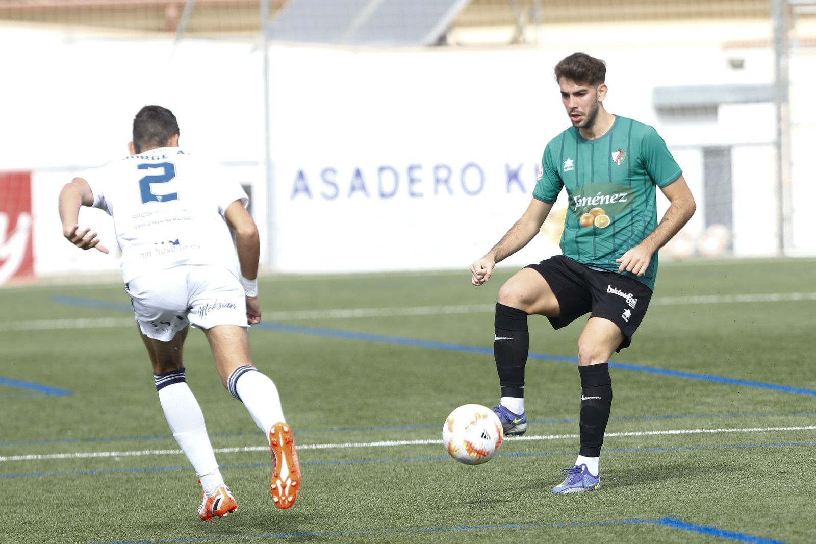 Imagen del partido de este domingo entre el Huétor Vega y el Marbella.