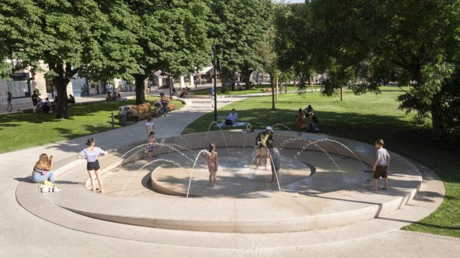 Plaza Gambetta en Burdeos tras la renovación de West 8.