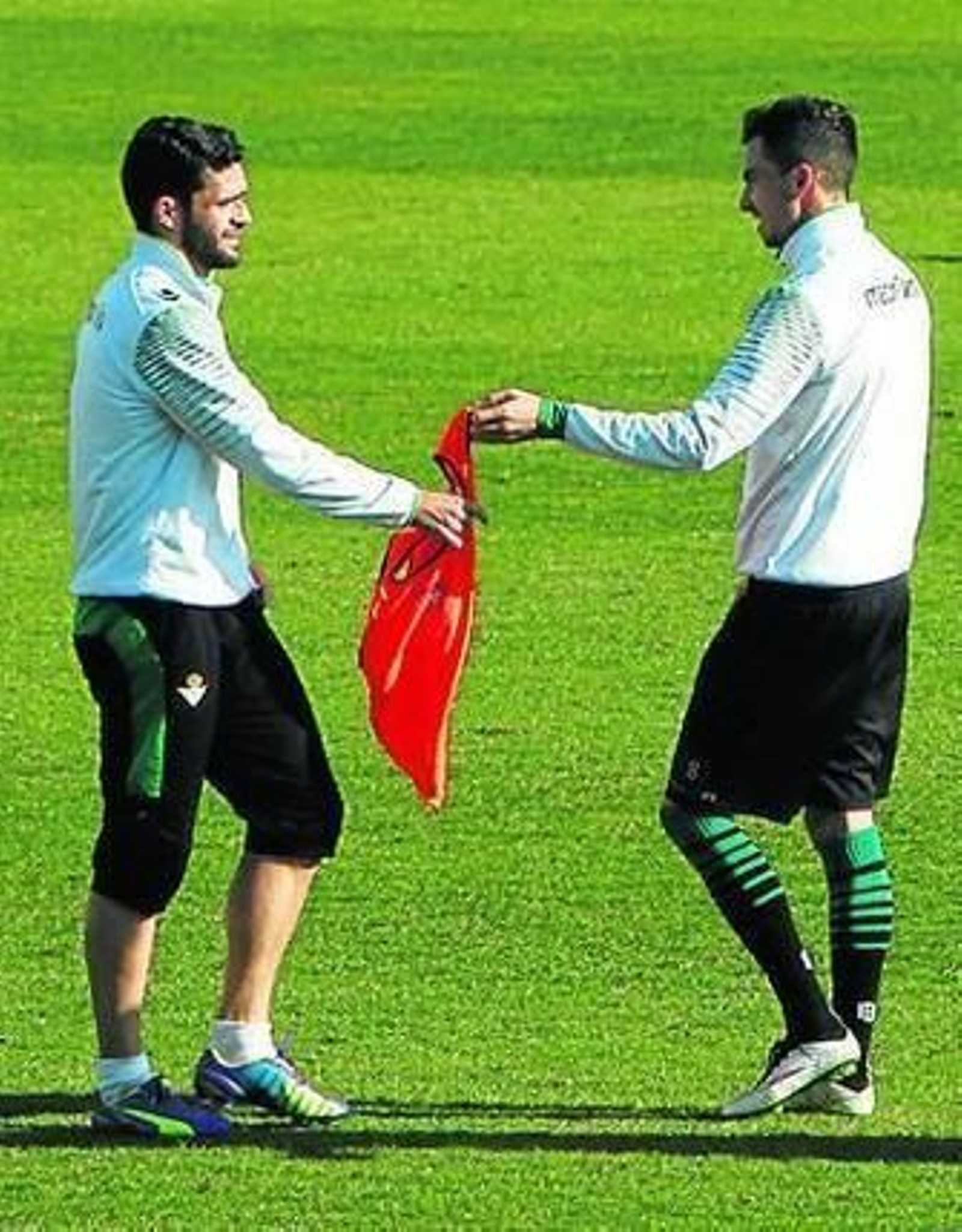 Rennella le pasa el peto del teórico equipo titular a Jorge Molina.