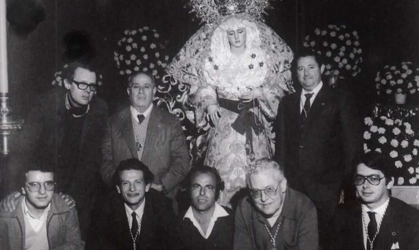 Emblemáticos cofrades de la Coronación ante la Virgen de la Paz en su Mayor Aflicción.