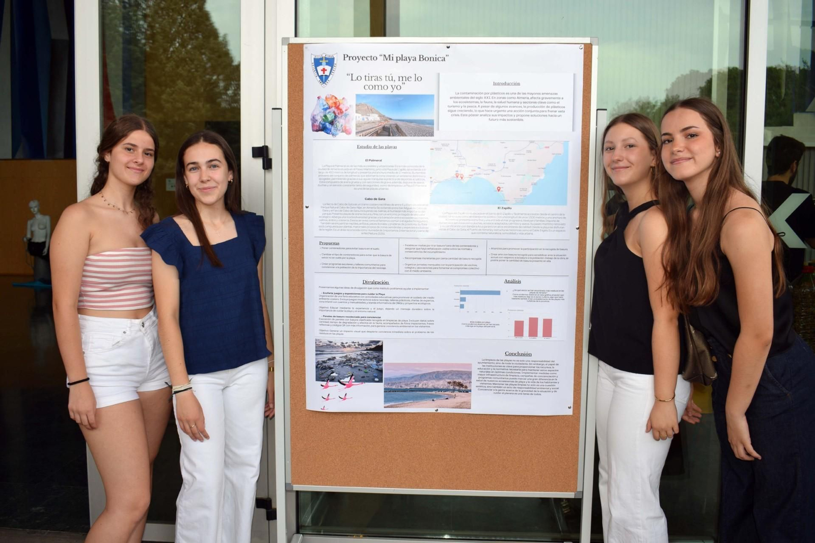 Un grupo de estudiantes muestra su trabajo de divulgación en la campaña ‘Mi playa bonica’.