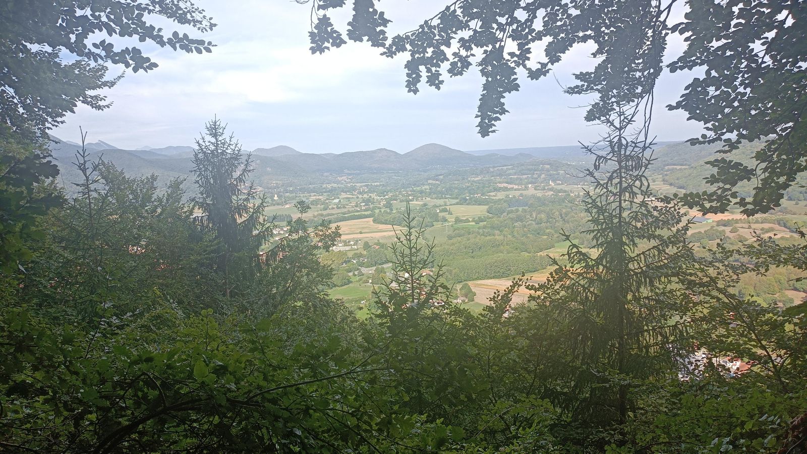 Desde la ladera tendremos una bonita panorámica de la llanura que acabamos de recorrer. Hasta se ve la catedral de Saint Bertrand de Comminges al fondo.