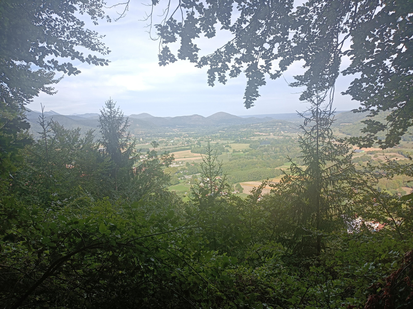 Desde la ladera tendremos una bonita panorámica de la llanura que acabamos de recorrer. Hasta se ve la catedral de Saint Bertrand de Comminges al fondo.