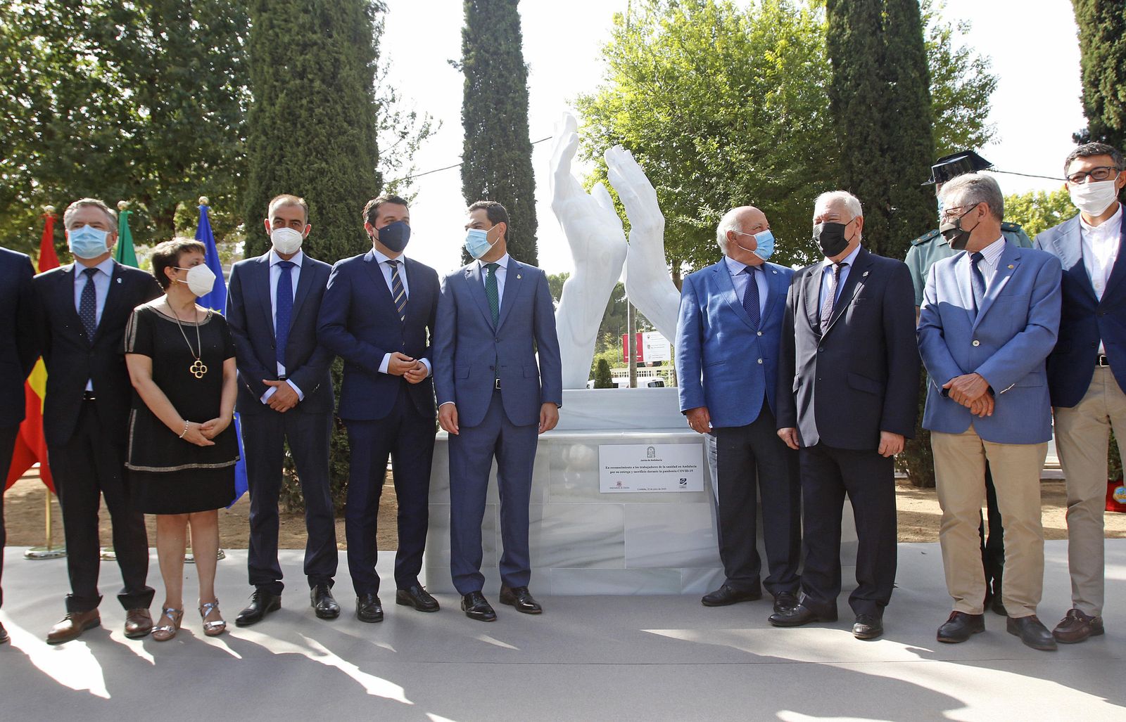 La escultura en honor a los sanitarios en Córdoba, en fotos