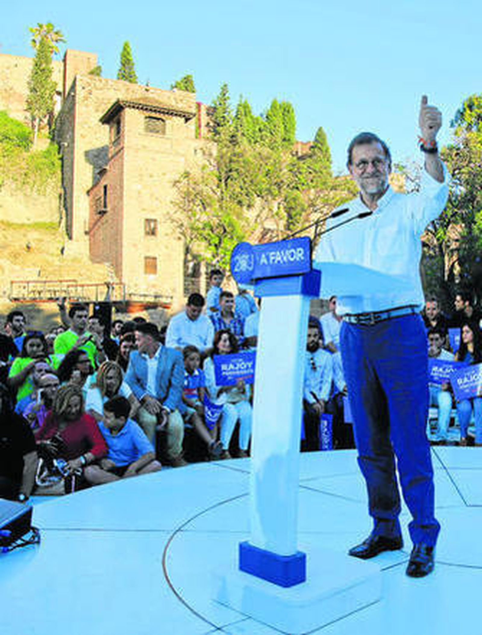 Mariano Rajoy saluda a los asistentes en el atril situado junto a la Alcazaba y el Teatro Romano en Málaga.