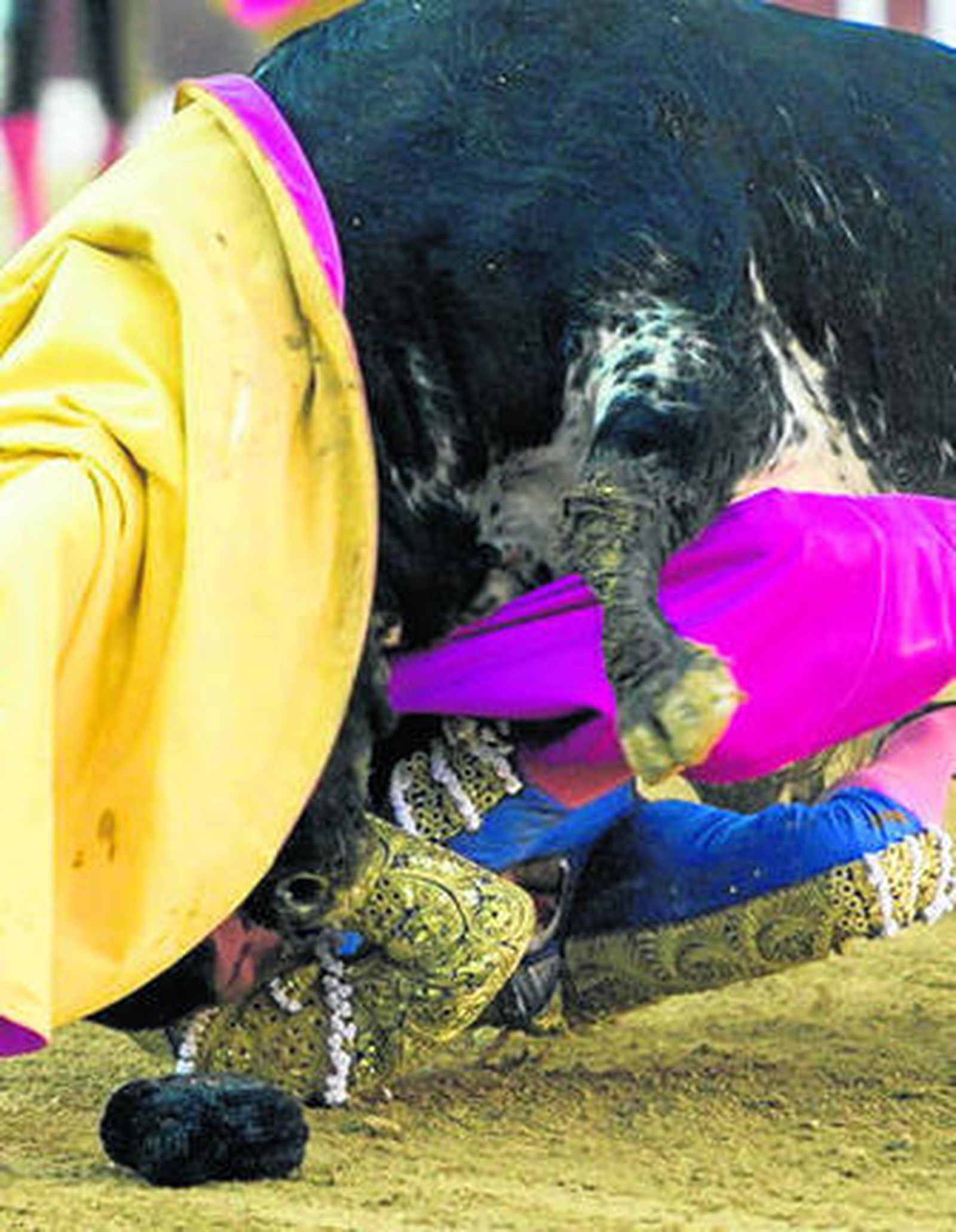 Francisco Rivera arrollado por el toro, una vez producida la grave cogida que se aprecia en la zona del pubis.
