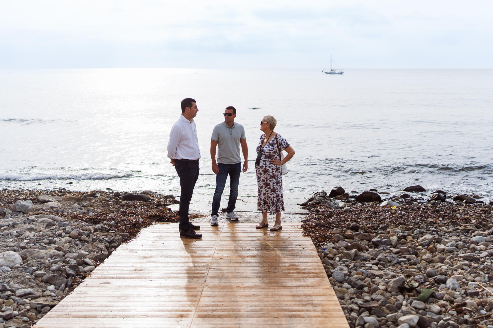 Representantes institucionales han visitado el nuevo elemento en la costa de Las Negras.