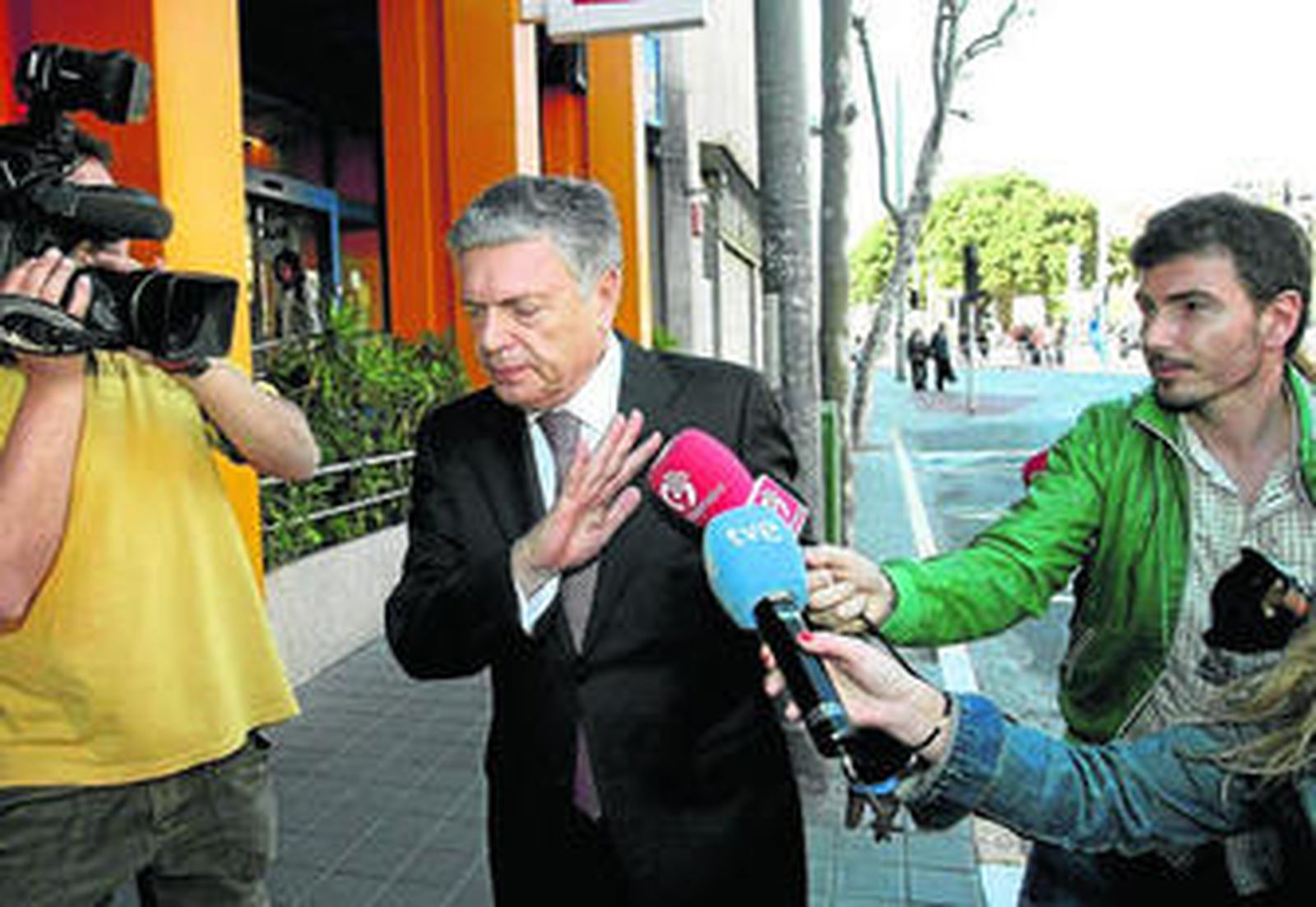 El presidente de la CAM, Modesto Crespo, a su llegada al consejo de administración de la entidad, ayer.