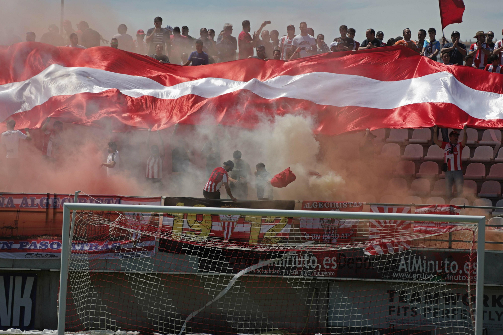 Aficionados del Algeciras, en el fondo sur, el pasado domingo ante Los Barrios.