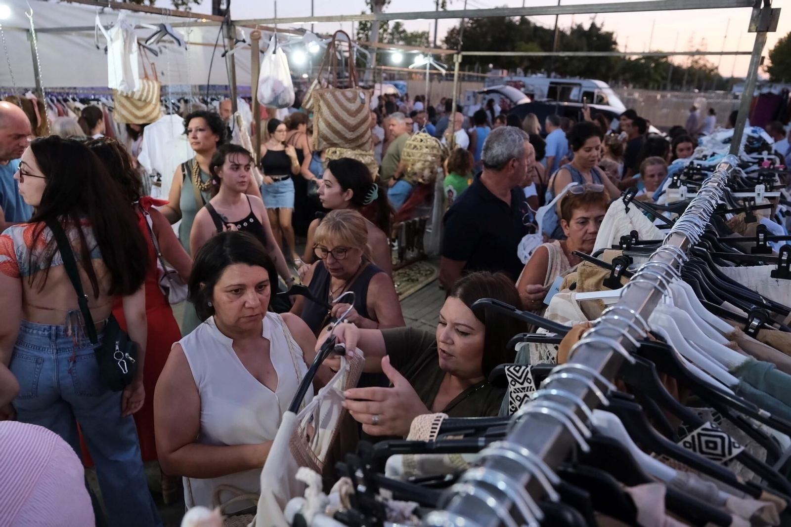 Los ambulantes celebran el primer mercadillo nocturno de El Arenal, en imágenes Los ambulantes celebran el primer mercadillo nocturno de El Arenal, en imágenes