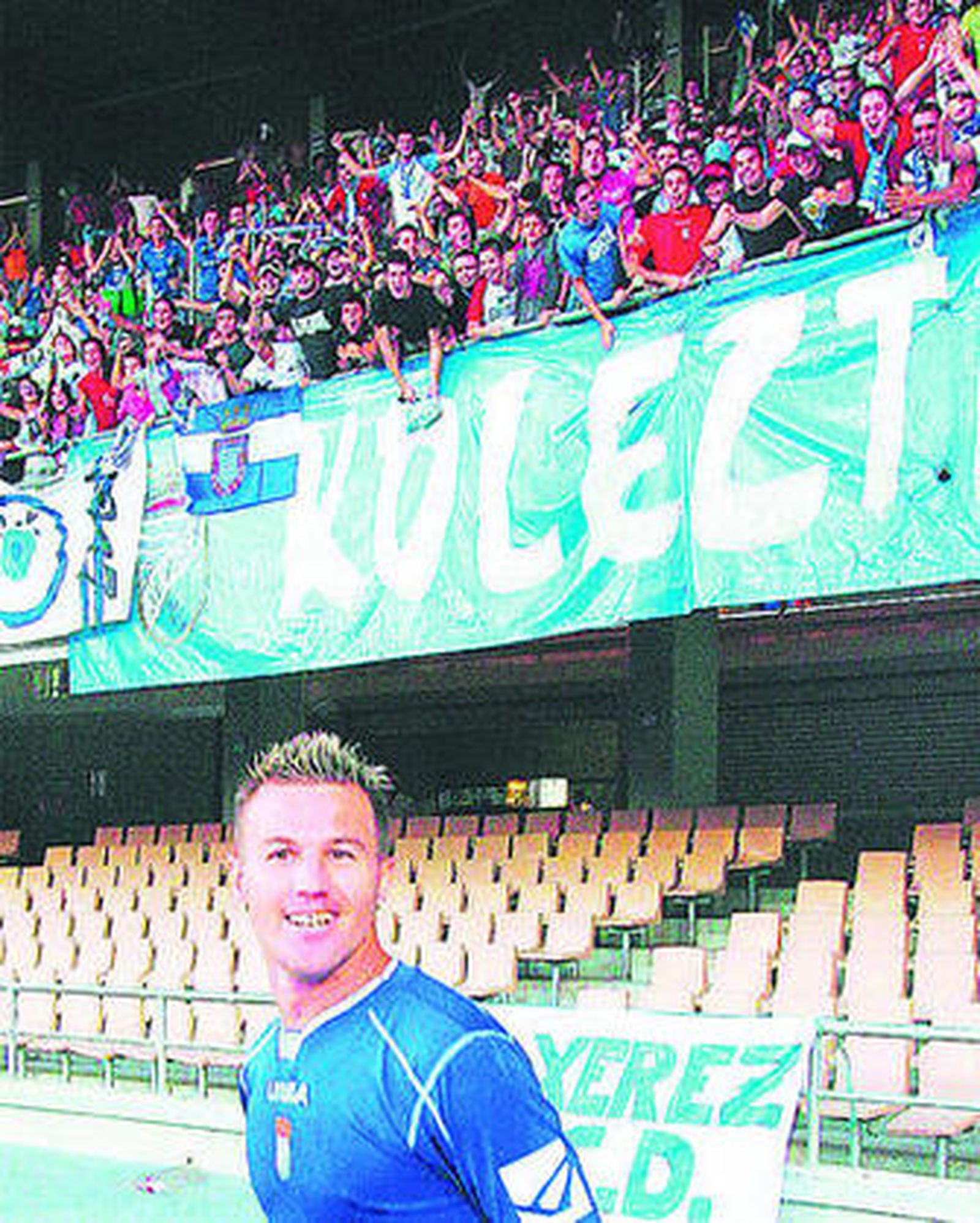 Antoñito intenta un control en el choque de ayer.