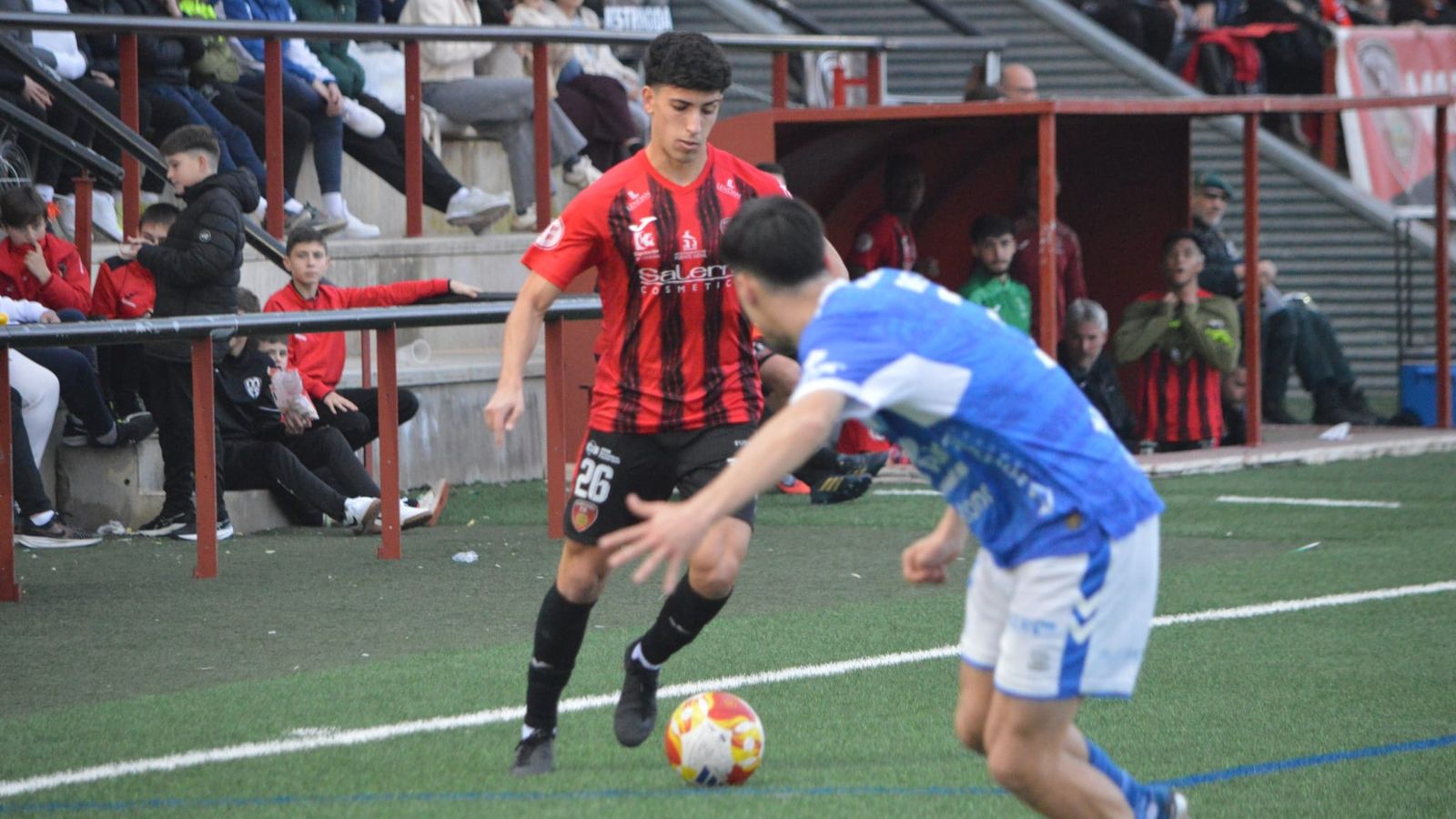 Pajuelo intenta esquivar la presencia de un rival.