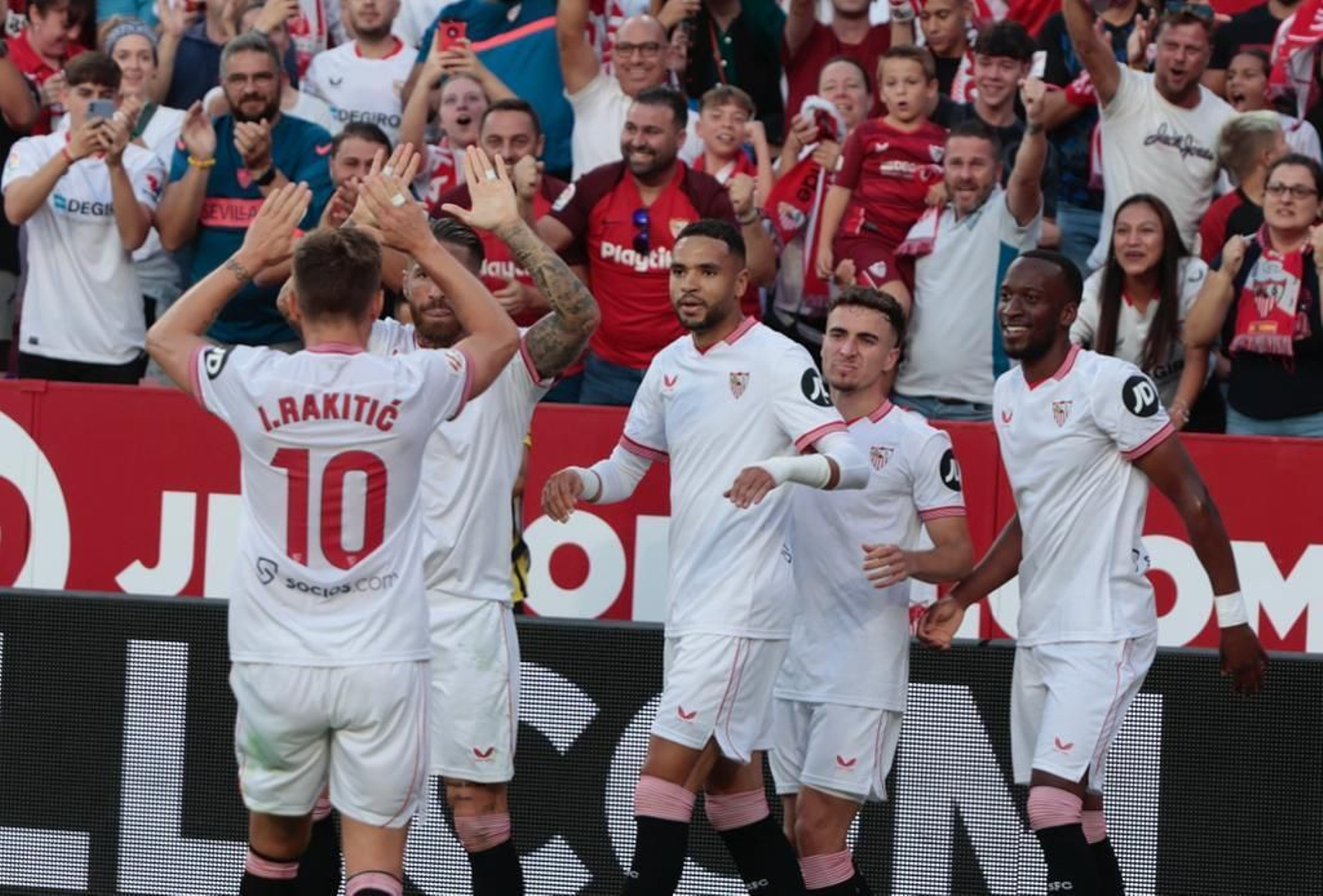 Sergio Ramos y Rakitic celebran el gol de Lukebakio.