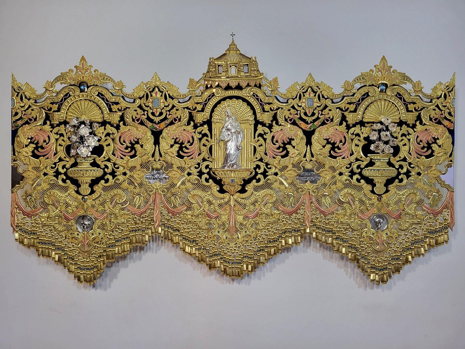 Bambalina frontal del paso de palio de Ntra. Señora de la Salud, uno de los grandes estrenos de esta Semana Santa. TWITTER (@RedencionySalud)