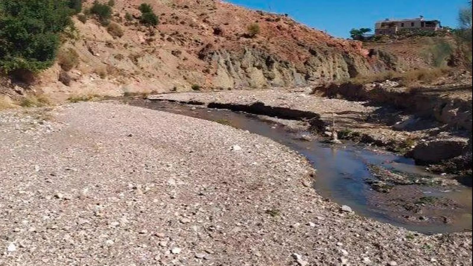 Flujo de agua residual sin tratar en Rambla Chirivel, en Vélez-Rubio.