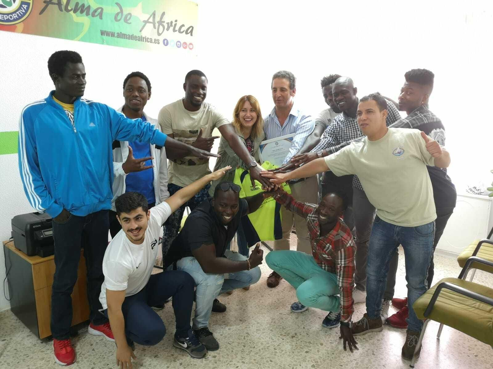 Isabel Armario con integrantes de 'Alma de África'.