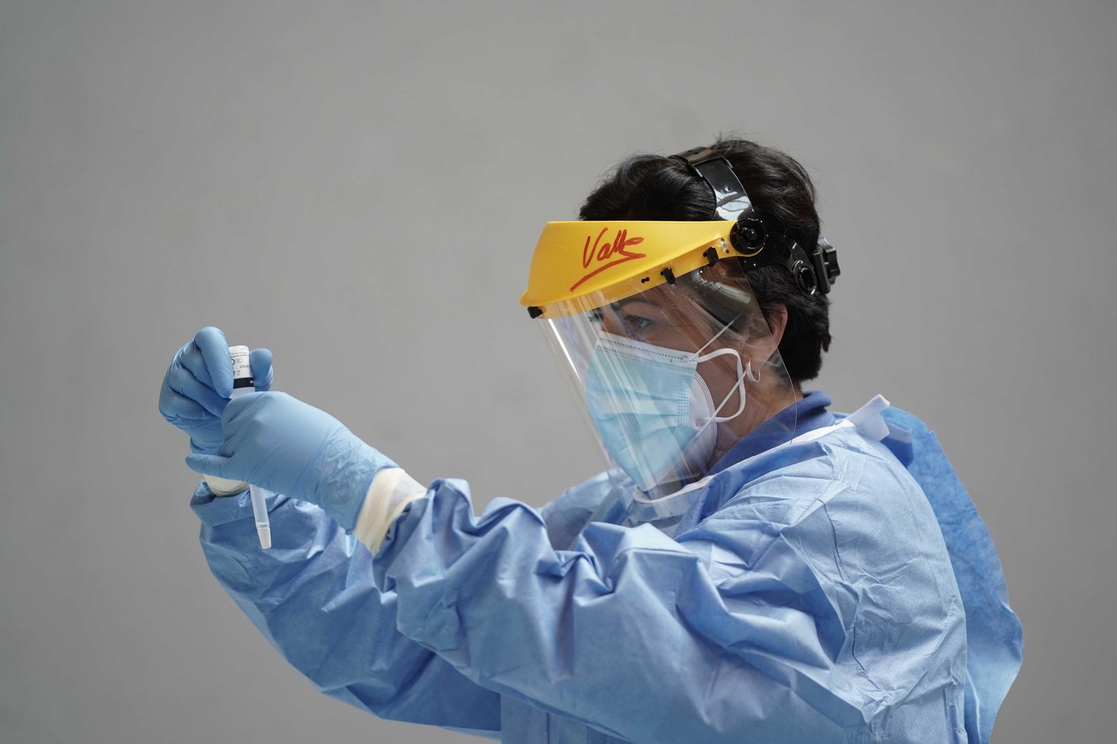 Una de las encargadas del cribado masivo en Almodóvar del Río.