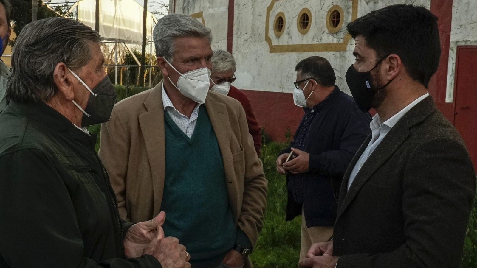 'Espartaco' conversa con Beltrán Pérez ante la Plaza de Toros de Espartinas.