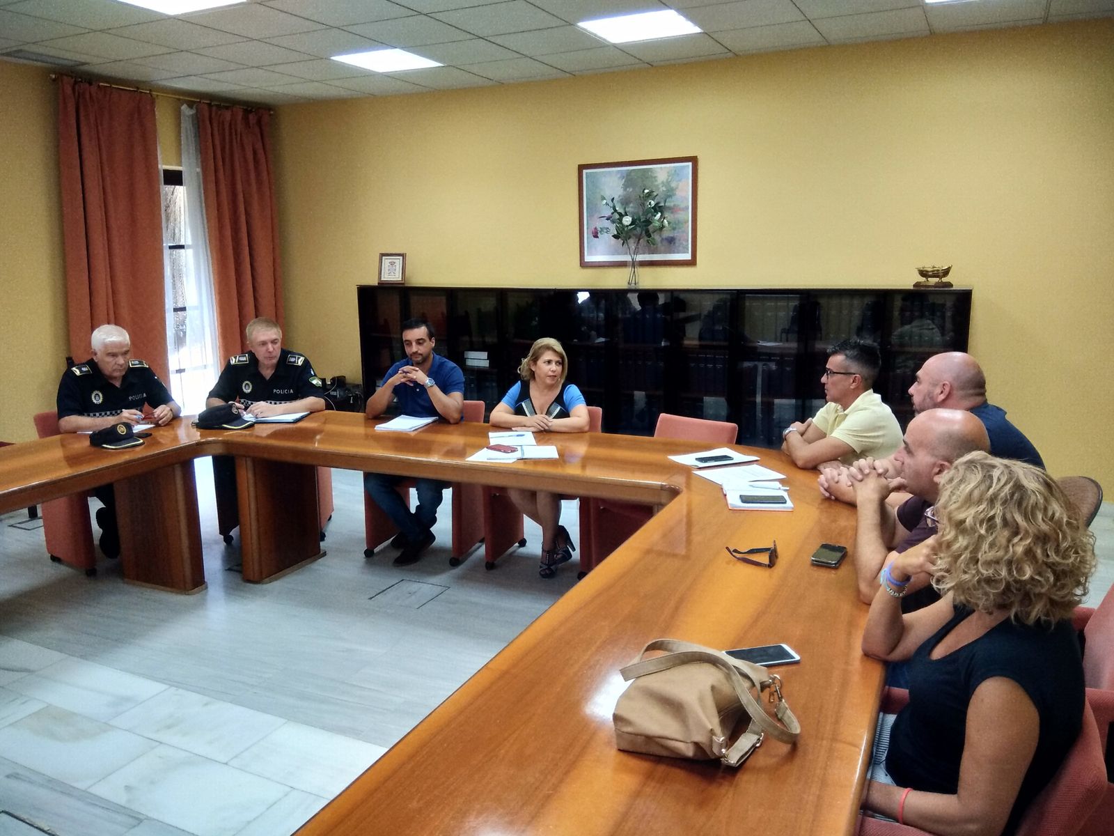 La alcaldesa dialoga con los taxistas jerezanos.