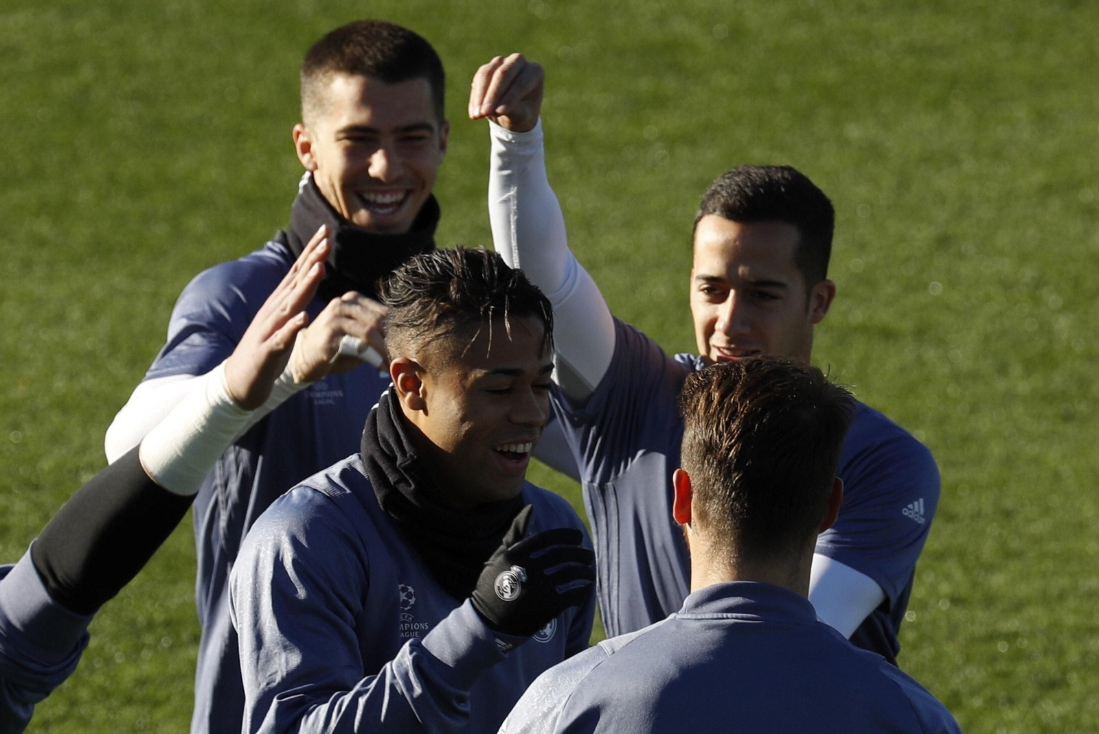 Mariano Díaz, en el centro, bromeando con sus compañeros en un entrenamiento del Real Madrid.
