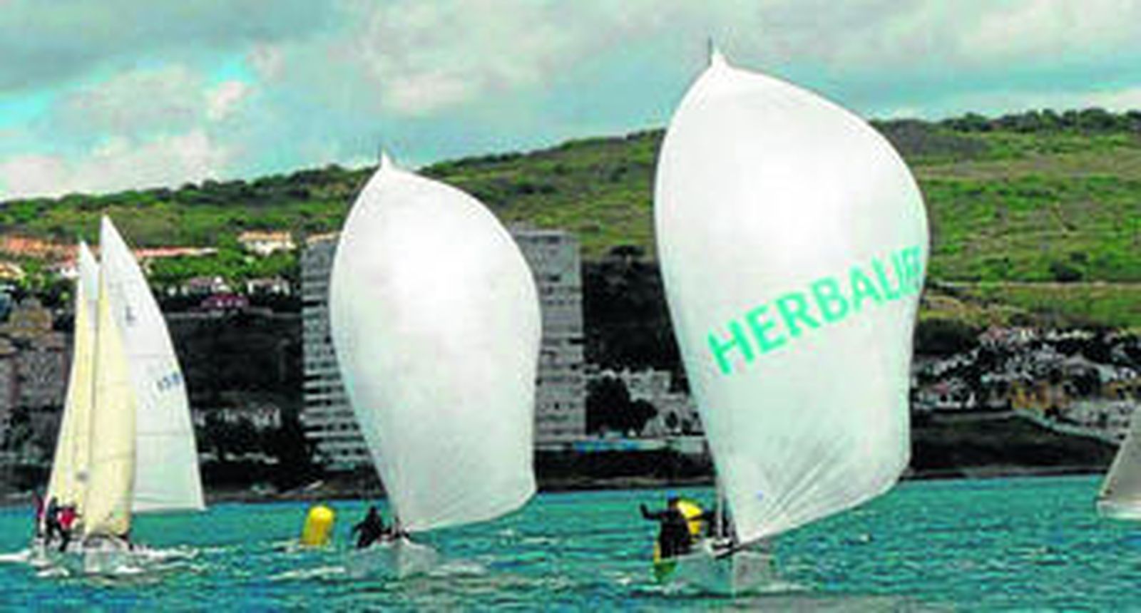 El 'Herbalife' de Pepequín Orbaneja y Juan Luis Páez, junto al resto de la flota en aguas de Sotogrande.
