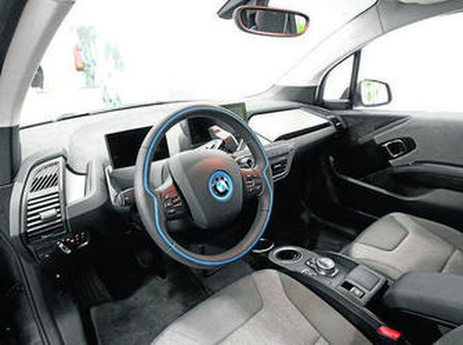 De izquierda a derecha, Javier García, Alexandre Batista y Francisco García, en la presentación del nuevo BMW i3.