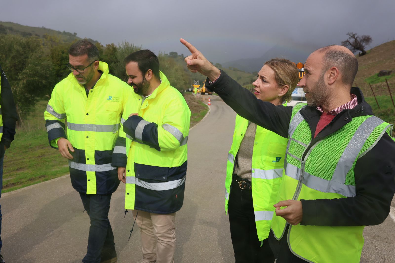 Almudena Martínez y el alcalde de Grazalema en carretera de Gaidovar.