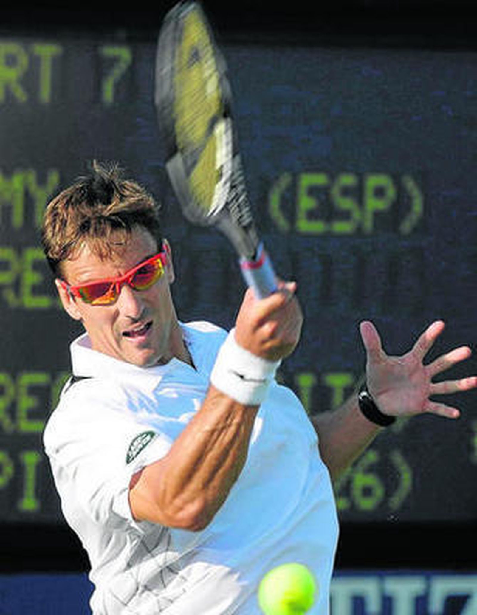 Tommy Robredo golpea la bola.