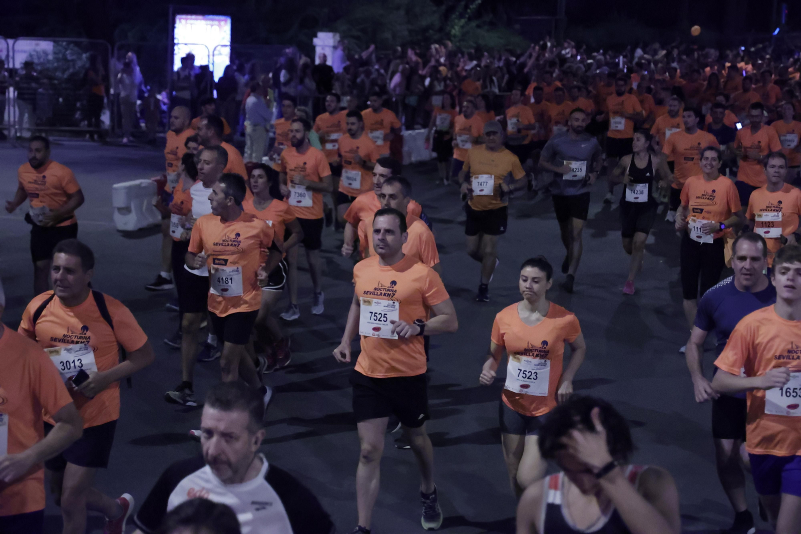 Búscate en la Carrera Nocturna de Sevilla (2)
