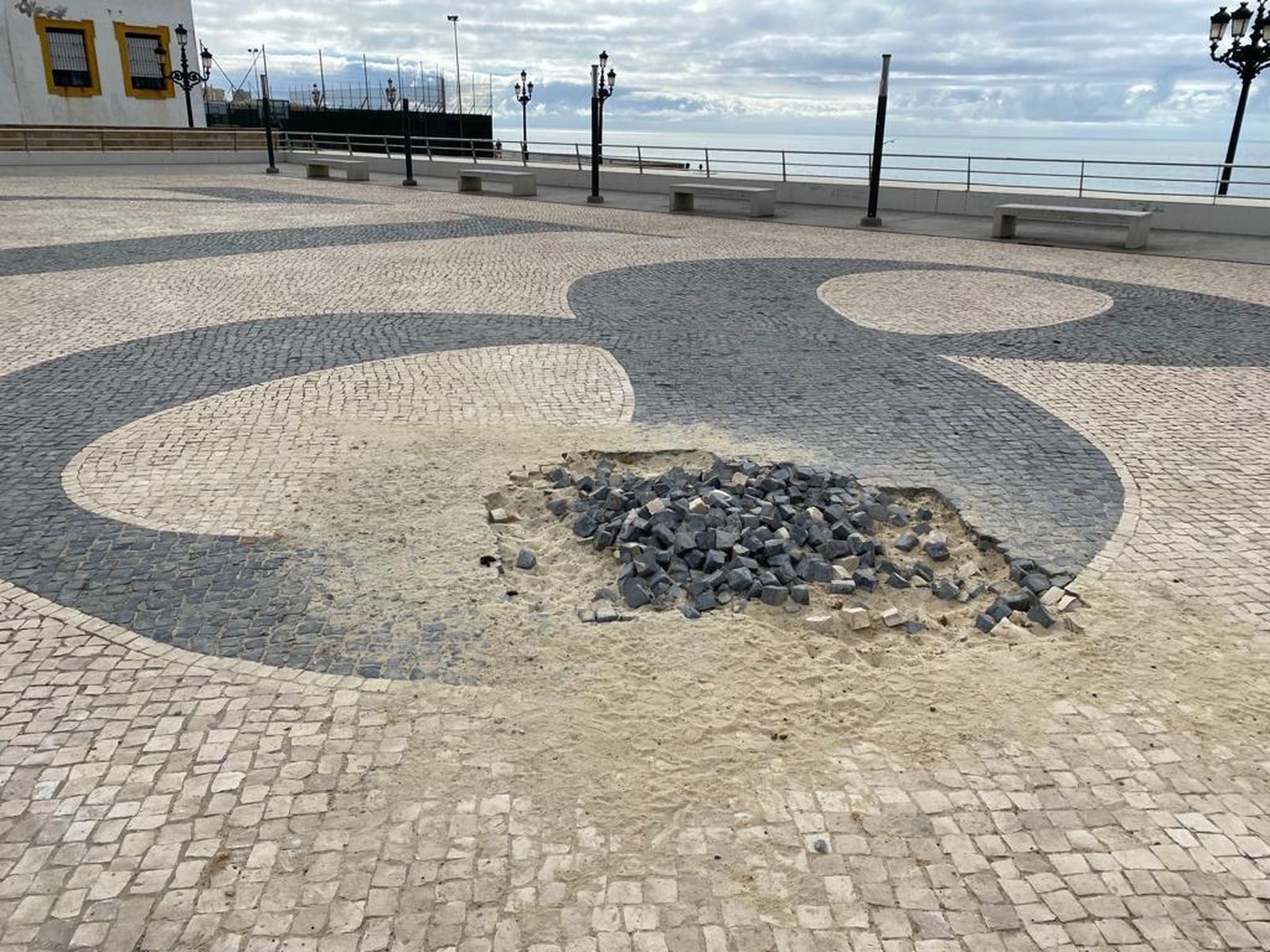 Boquete que se ha creado en el suelo del mirador que tiene el pabellón en la parte superior.