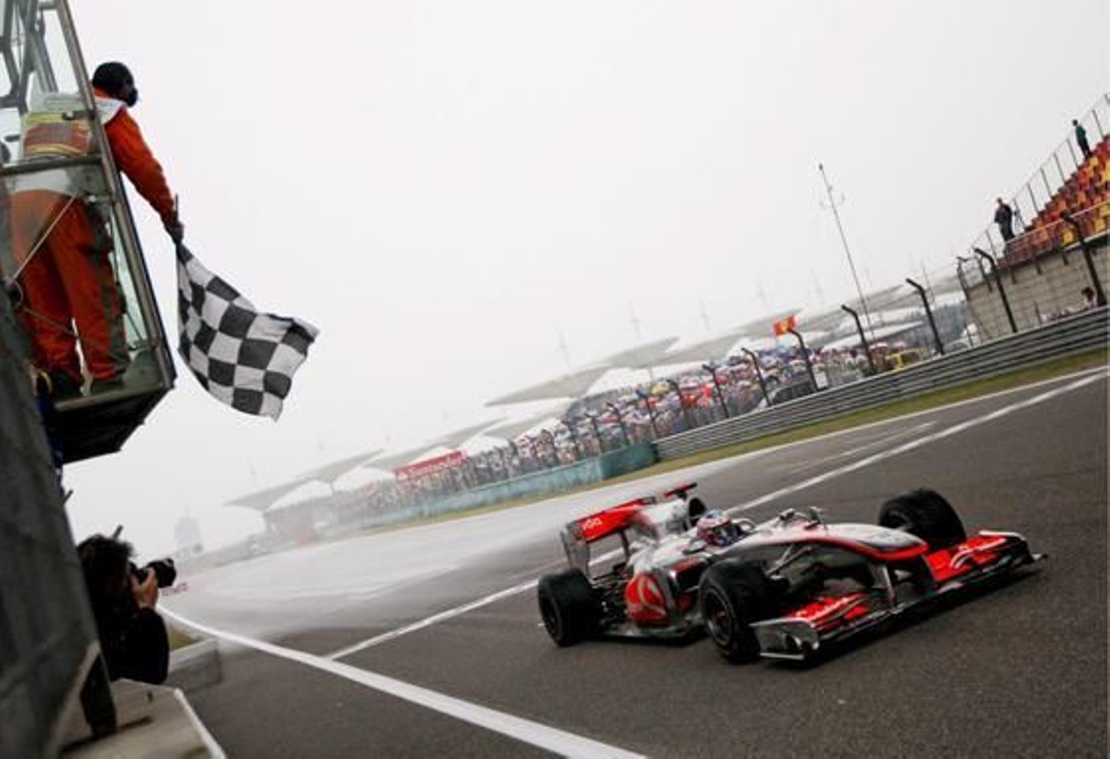 Button atraviesa la meta.

Foto: EFE