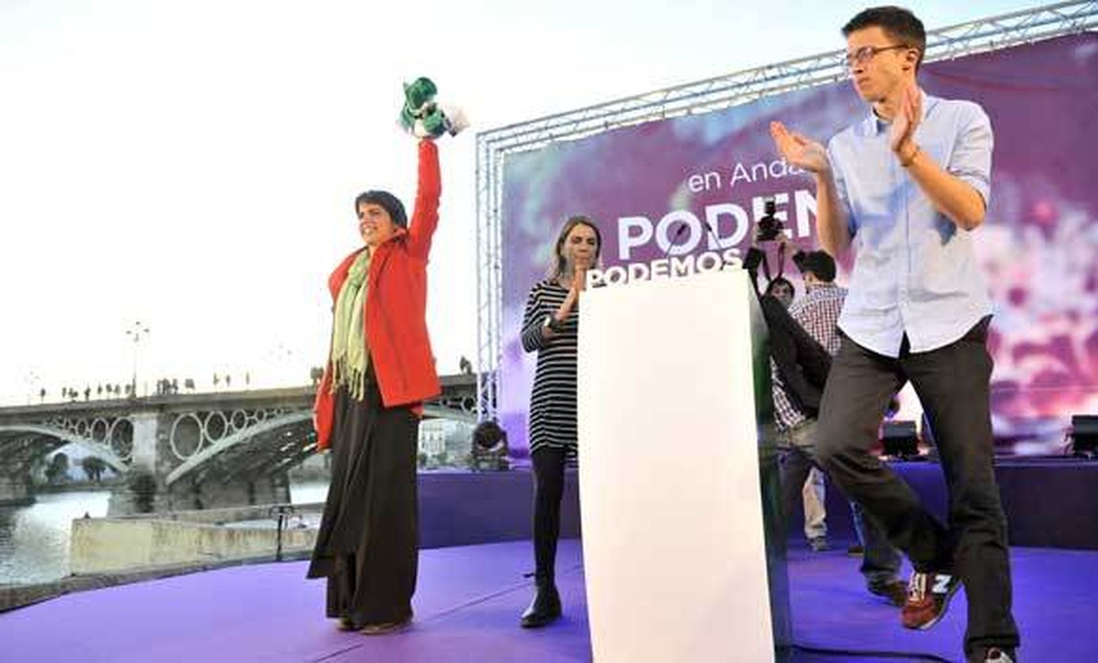 Teresa Rodríguez levanta una bandera en el acto celebrado ayer por Podemos en el Muelle de la Sal de Sevilla. /Juan Carlos Vázquez