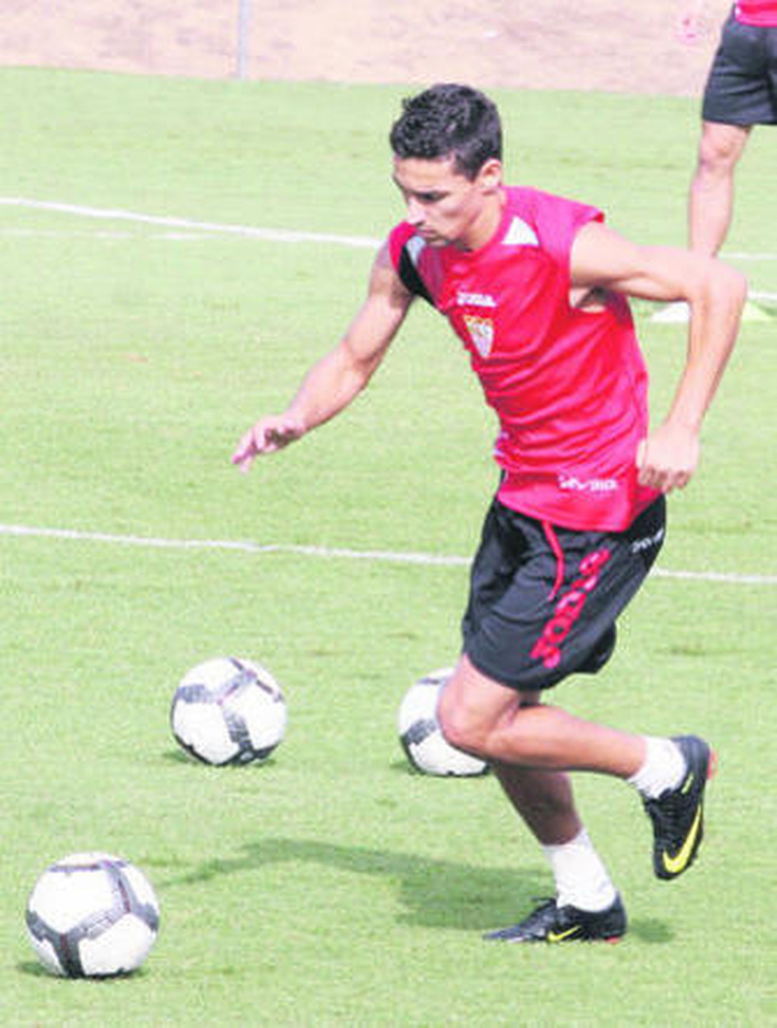 Jesús Navas se ejercita con el balón en la sesión de ayer.