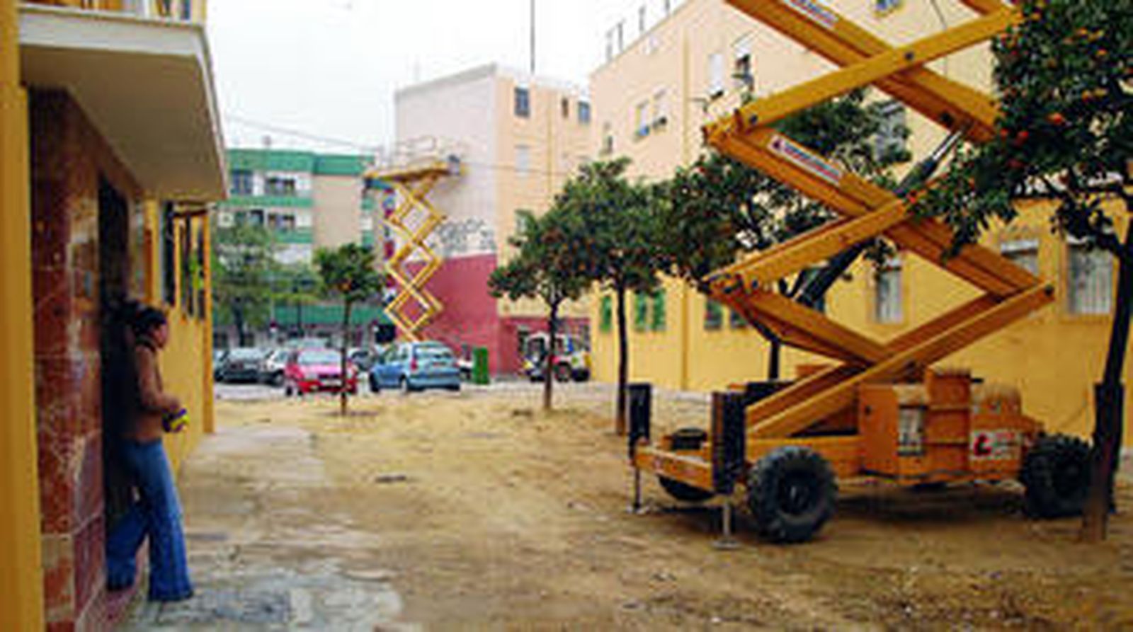 Obras de rehabilitación de viviendas municipales en el barrio sevillano de La Barzola.