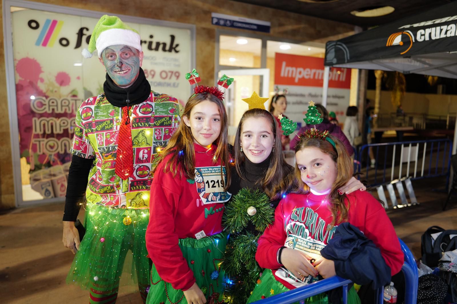 Trolls, coches de choque, bolsas de regalo o exploradores del Parque Jurásico: Así ha sido la San Silvestre de Motril