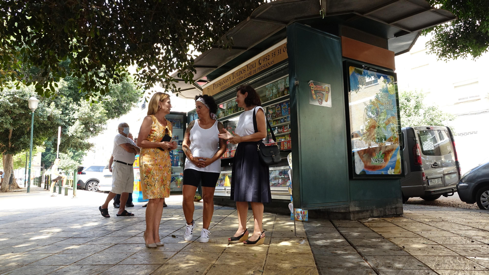La viceportavoz socialista Begoña Medina y la edil Rosa del Mar Rodríguez en La Luz.