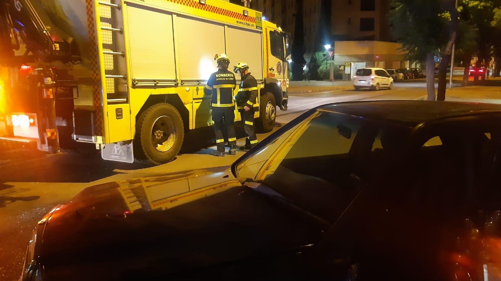 Dos de los efectivos de bomberos desplazados hasta el accidente de tráfico en Ermita de Guía Dos de los efectivos de bomberos desplazados hasta el accidente de tráfico en Ermita de Guía