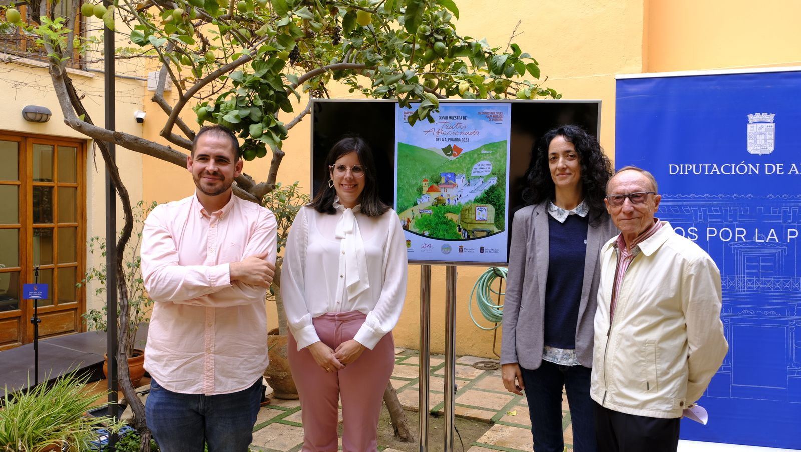 Ángel Pérez, Almudena Morales, Mónica López y Adolfo García de Viana presentando una nueva edición de la Muestra de Teatro Aficionado de la Alpujarra.