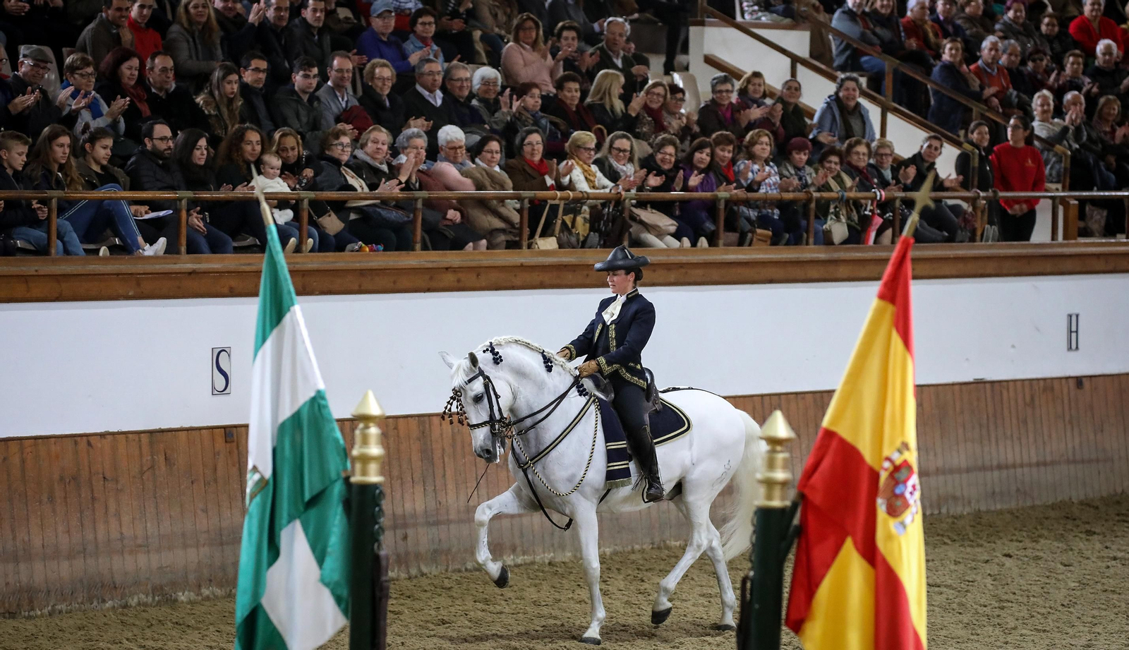 Belén Bautista jinete de la Real Escuela es galardonada con el Caballo de Oro 2022 en Jerez