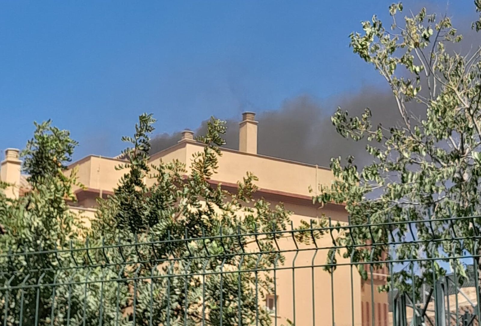 Columna de humo del incendio en una vivienda en Alhaurín de la Torre.