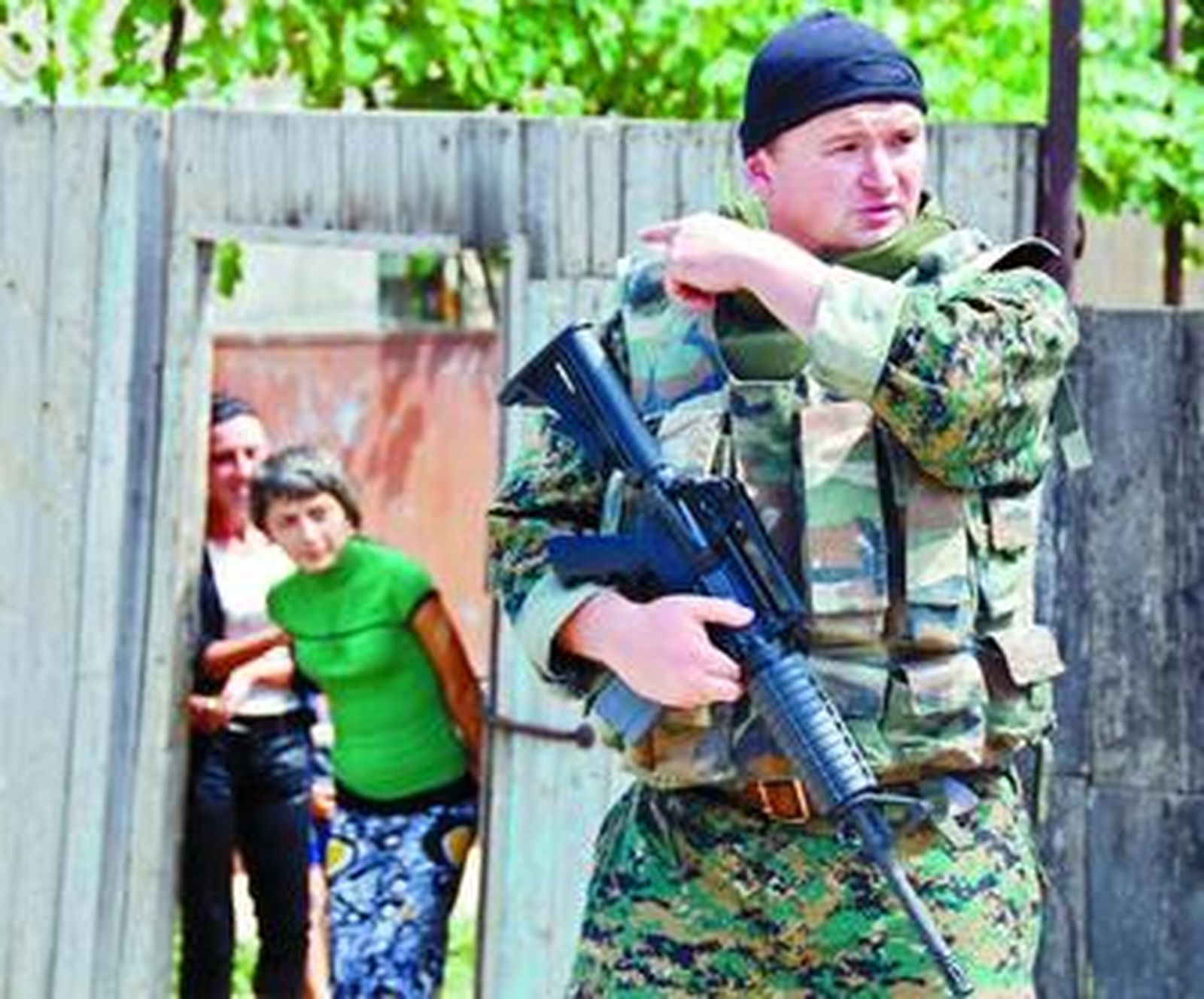 Un soldado georgiano patrulla por una aldea controlada por su país en Osetia del Sur.