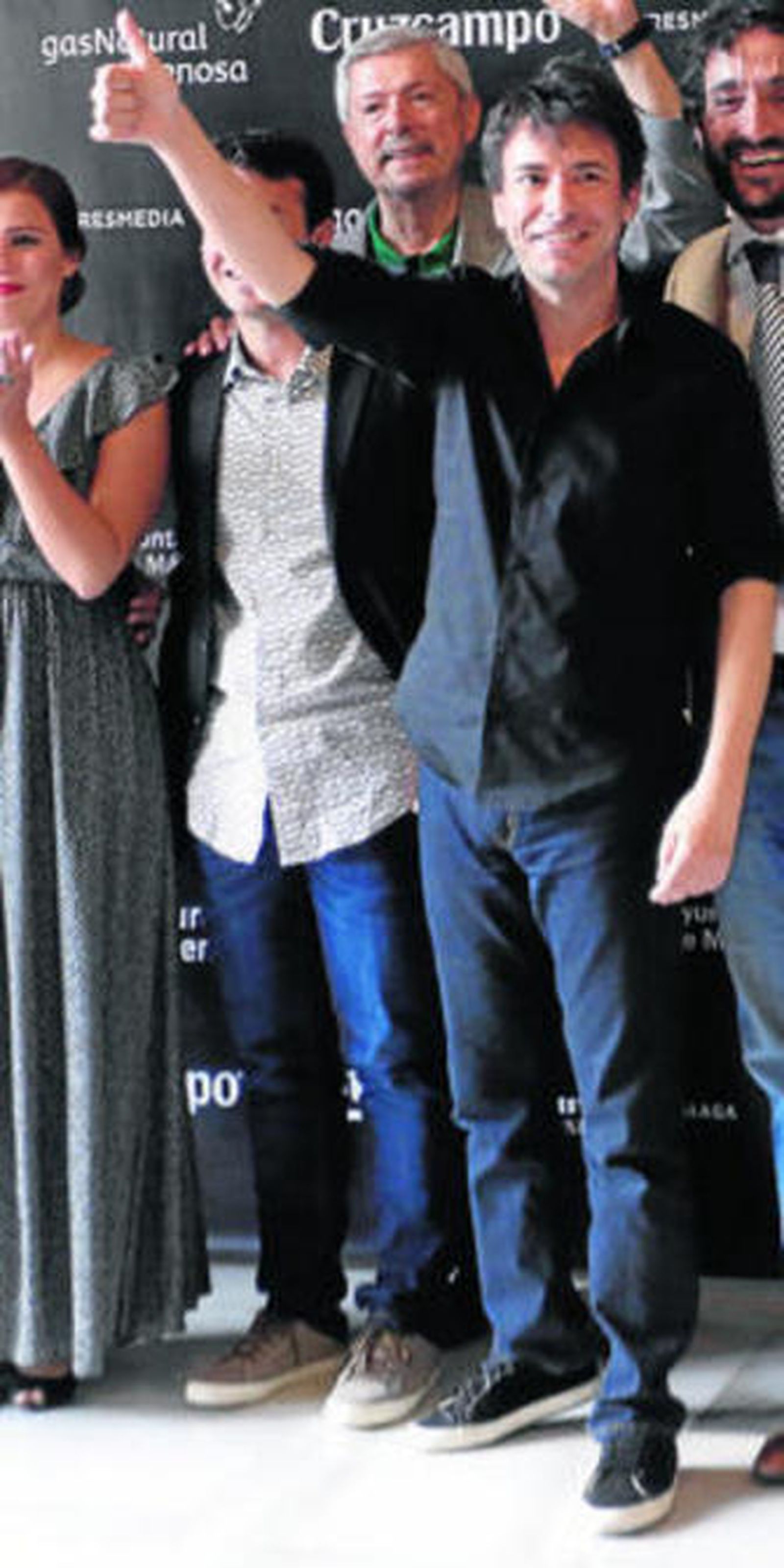 Menchón, con sus actores, en el Teatro Cervantes.