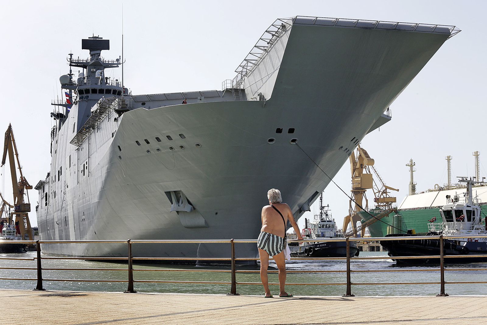 Las imágenes de la llegada del 'Juan Carlos I' al astillero de Cádiz