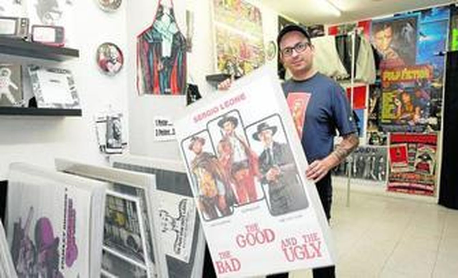 Carlos Domínguez compagina la gerencia de la tienda con su trabajo como diseñador gráfico.