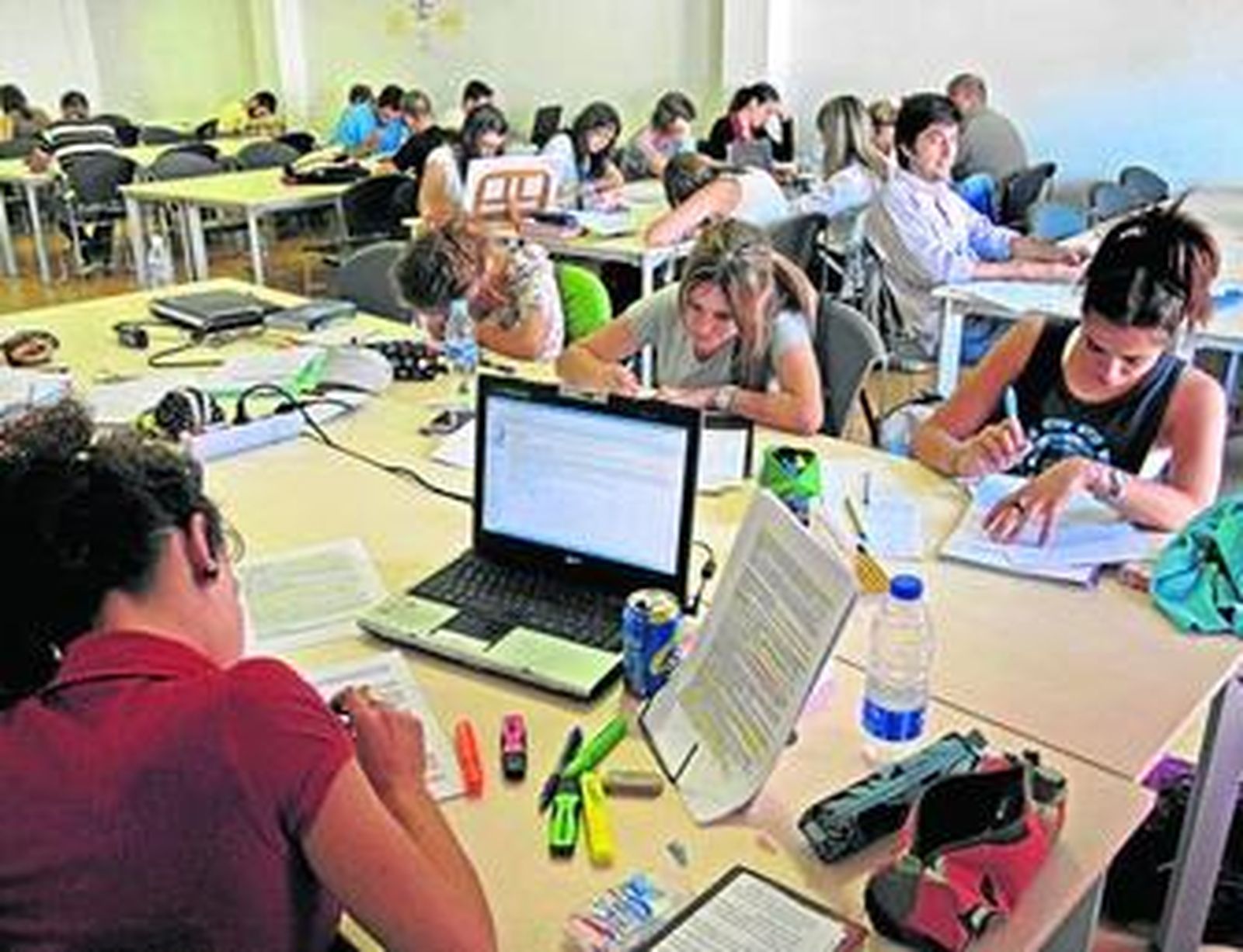 Aspecto que presenta la sala de estudios de la calle Jardines.
