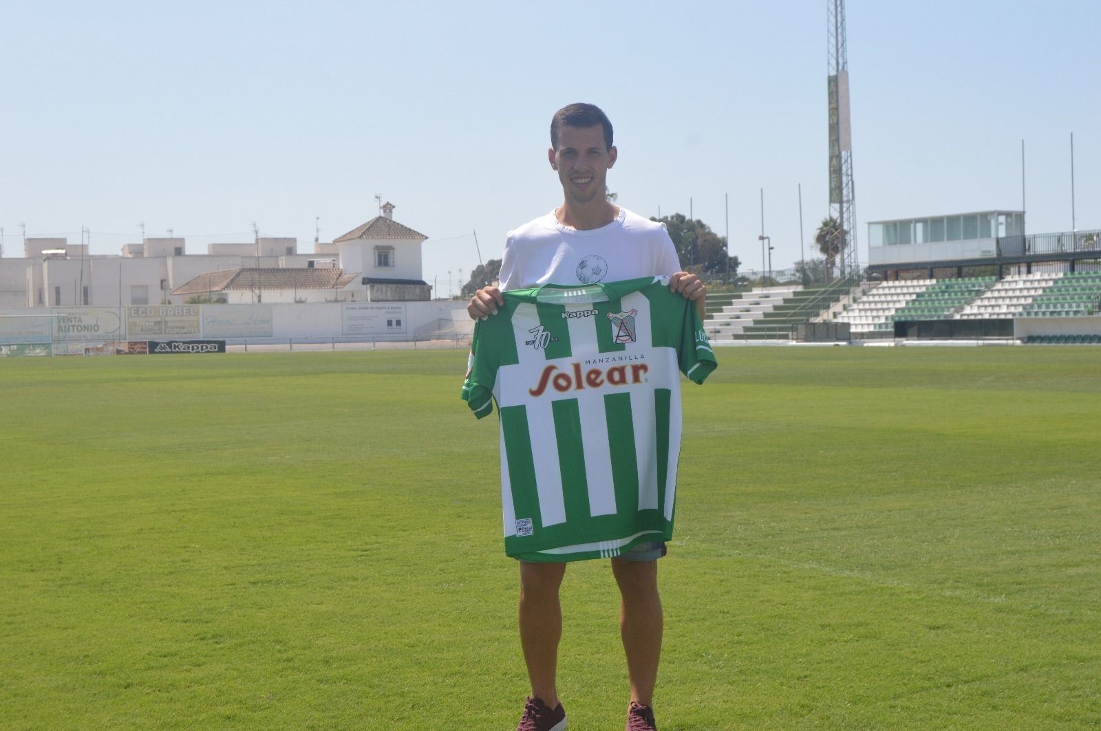 Nando Quesada posa con su nueva camiseta en El Palmar.