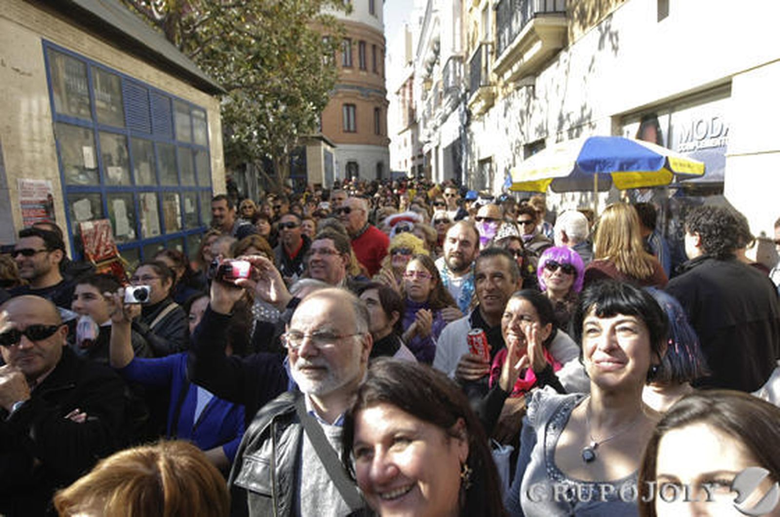 Las calles se llenan de agrupaciones oficiales e ilegales que reciben el aplauso de aficionados que logran disfrutar de una fiesta menos concurrida que la del domingo

Foto: Julio Gonzalez